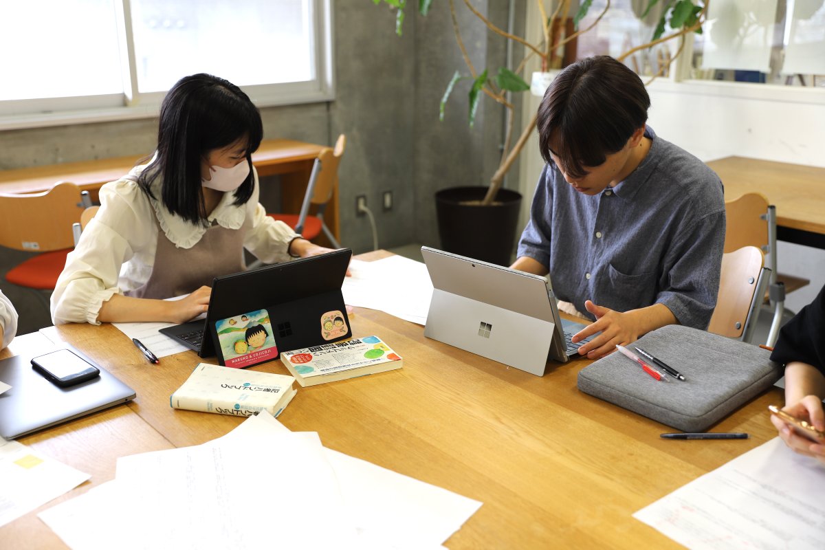 ／
今週末は学園祭「大瓜生山祭」🕺🎈
＼

学生作品展の搬入が始まりました！
文芸表現学科では、3年生がこれまでの学びの成果をそれぞれのかたちで表現し、作品展示を行います。
どのような展示空間が完成するのか……お楽しみに😊❣️

kyoto-art.ac.jp/kuafes/2023/