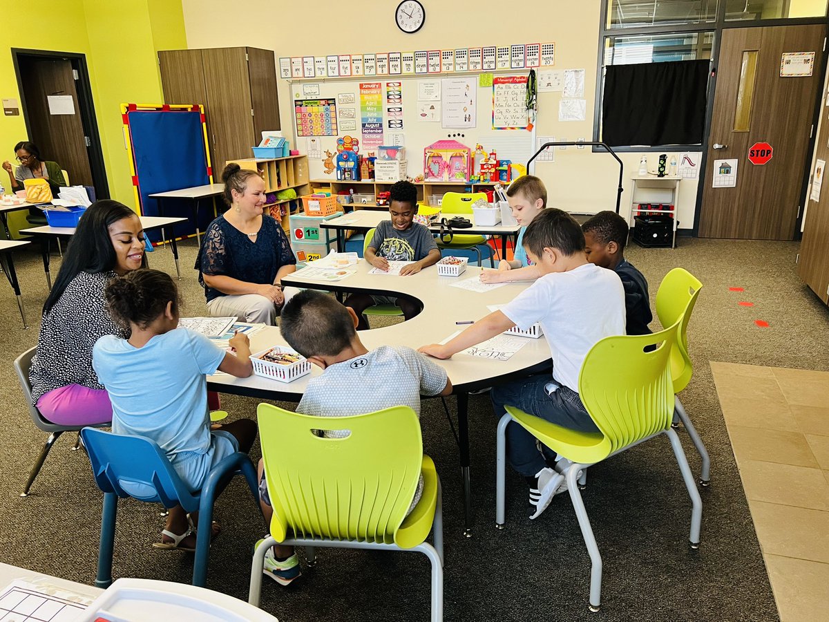 DarcieEdwardsMS's tweet photo. Our Cubs have been having such a great time learning about #OptimisticThinking and #ThePowerOfYet!! Guidance lessons on our #Great8Skills are so much fun! 💚💙 @HumbleISD_RCE @MrsMartinez_RCE https://t.co/3MdUTt8NOZ