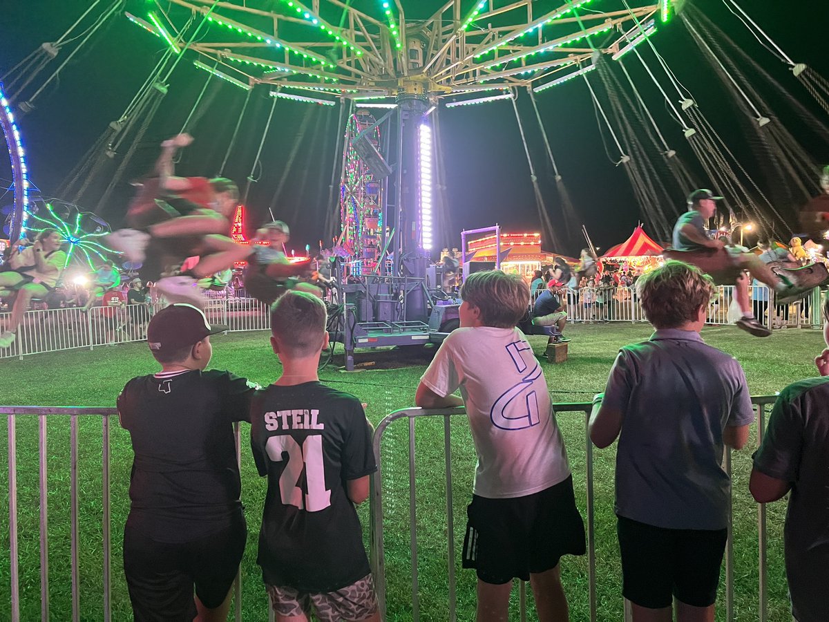LaurenFBaker's tweet photo. Oh to be young and enjoy the fair ☺️ @ThejbakerERA https://t.co/9F1cOPc8bD