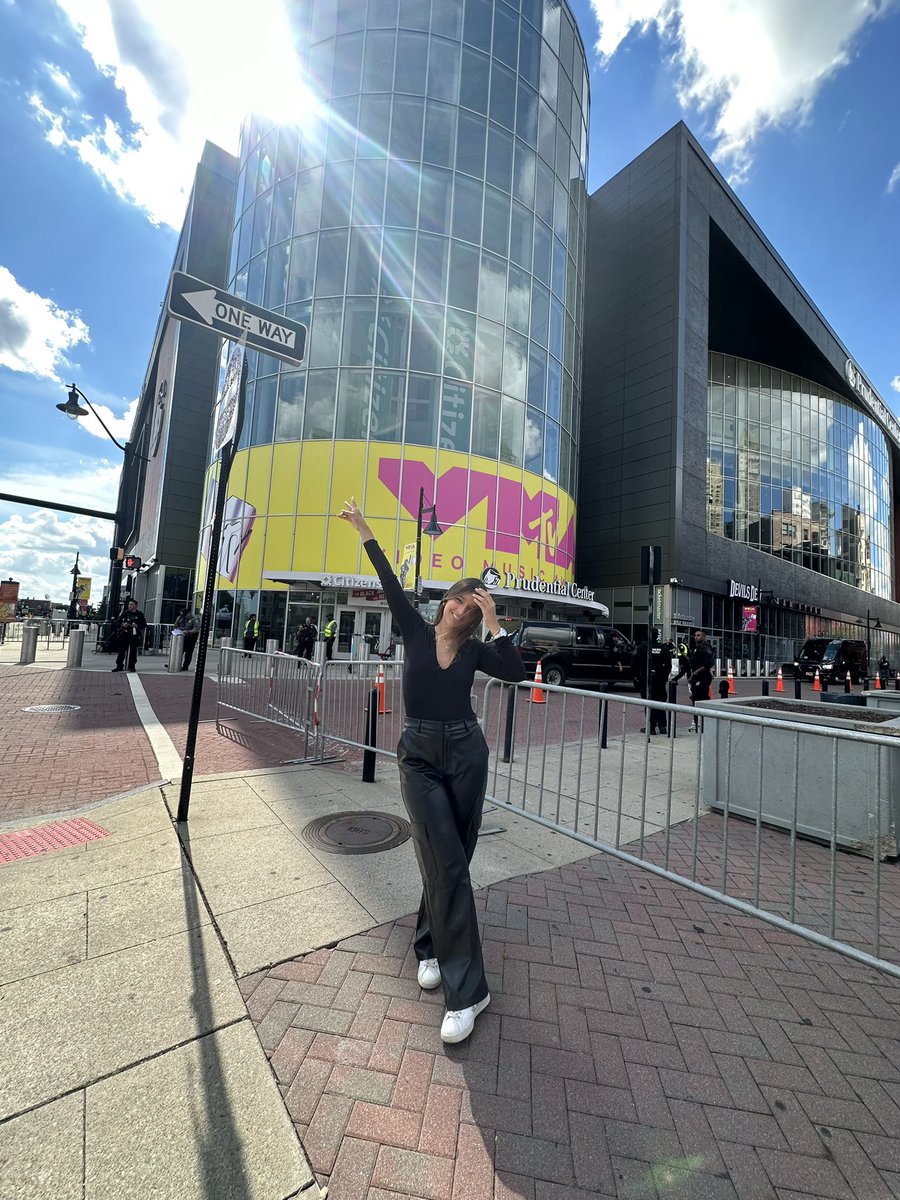 Shakira me subió al escenario en su performance en los VMAs (a mi hermana y a mí🥹). Un día para la historiaaaaaa experiencia inolvidable con la mujer que me enseñó a soñar sin limites!!! #barranquilleras #vmas