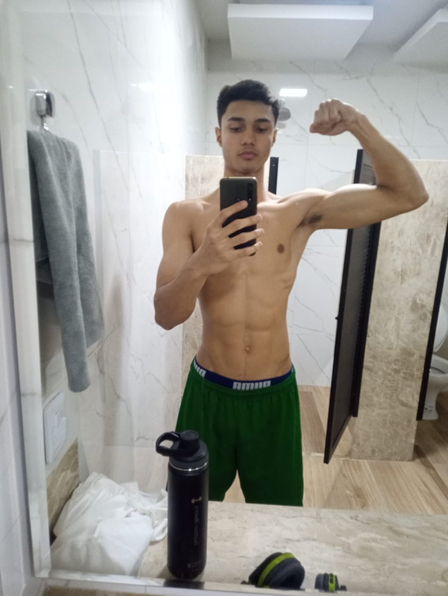 AlphaOliveira_'s tweet photo. Quem vem colocar a cabeça aqui debaixo? Suvacão suado da academia.🥵💪🏻

#slave #findom #cashmaster #fetish #muscle #cashfag #financialdomination #finsub #CashMasters #cashsub #paypig https://t.co/UaaNGwSsK8