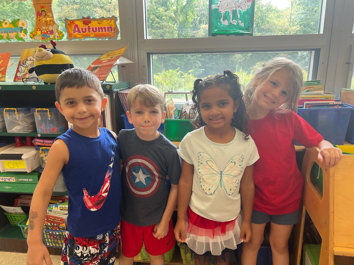 lcsdbfes's tweet photo. First days of school!  #BFROCKS https://t.co/yLYy1VLSPg