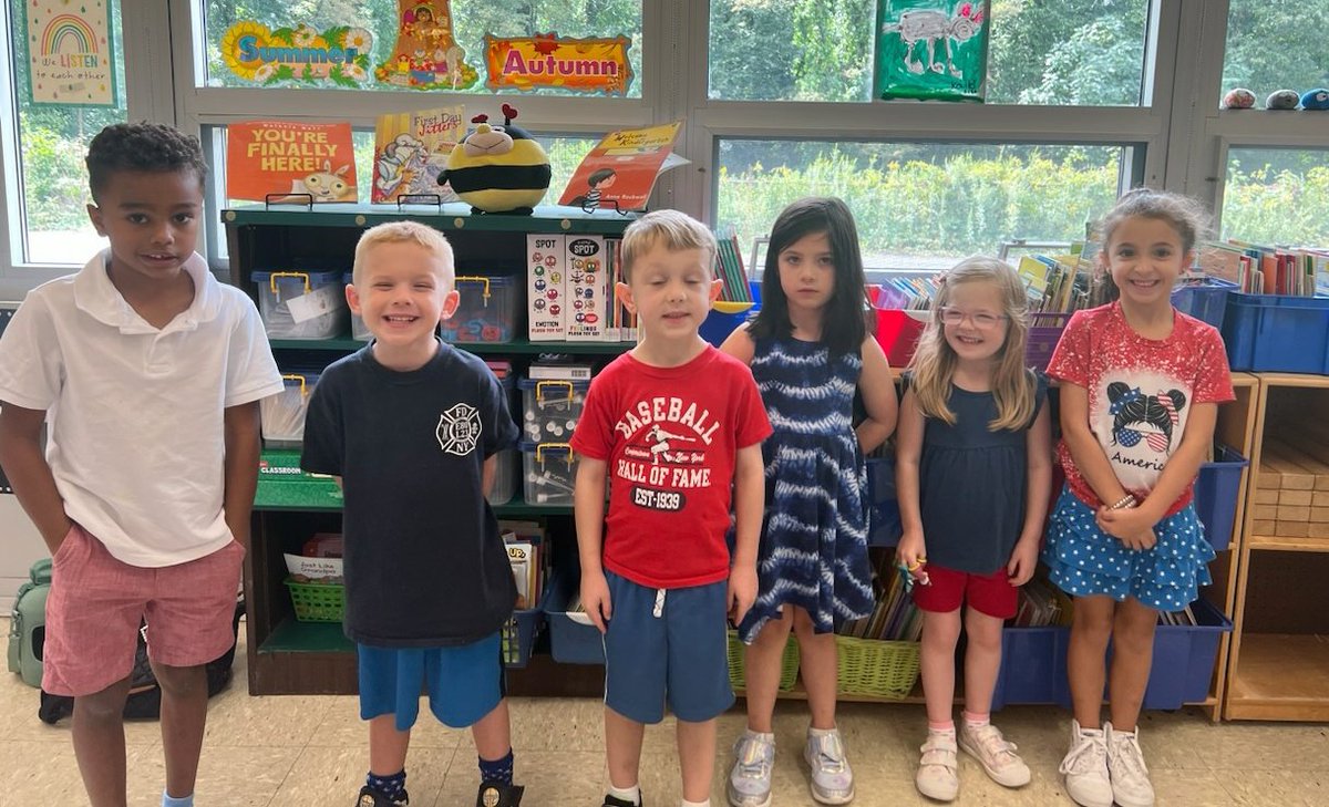 lcsdbfes's tweet photo. First days of school!  #BFROCKS https://t.co/rgF5OHH2QN