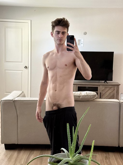 What do you guys think of my plant? https://t.co/4OE84frfne