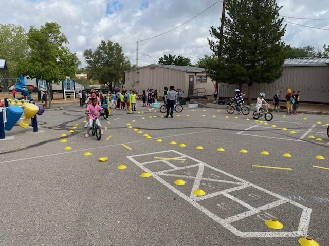 Look at these 4th graders move.  Go 4th graders.  Monte Vista’s bike redo.  Students in 4th grade had a wonderful time. 😁