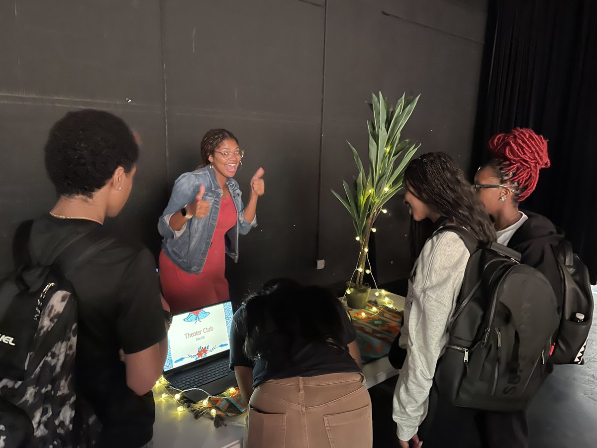 mattdkennedy's tweet photo. #MammothPride was on full display at todays activities fair! Students signed up for Drama, SGA, E-Sports, Pep Band, Finance Club, and more! #TusksUp! @MacArthur_DCPS https://t.co/OZ4Xzi8A8d