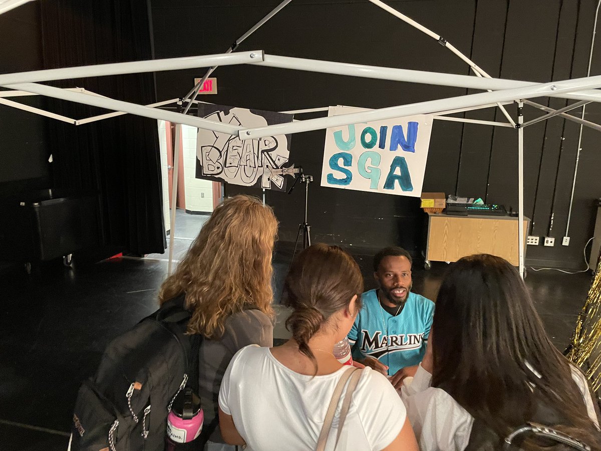 mattdkennedy's tweet photo. #MammothPride was on full display at todays activities fair! Students signed up for Drama, SGA, E-Sports, Pep Band, Finance Club, and more! #TusksUp! @MacArthur_DCPS https://t.co/OZ4Xzi8A8d