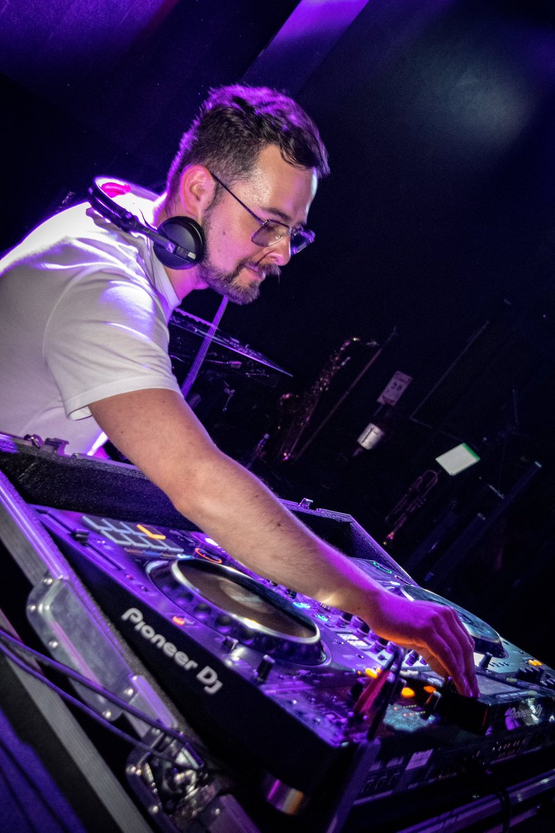 DJANDRESMOLINA's tweet photo. La música es el arte de expresar los sentimientos a través de los sonidos 
-
-
- Ph: 📷 @juanse_gonzalez_22 
- #djset #custom #djlife 
 #party #mixing #Dancemusic #musicaly #DjLover #show #bogota #colombia https://t.co/d1pFoSGIwf