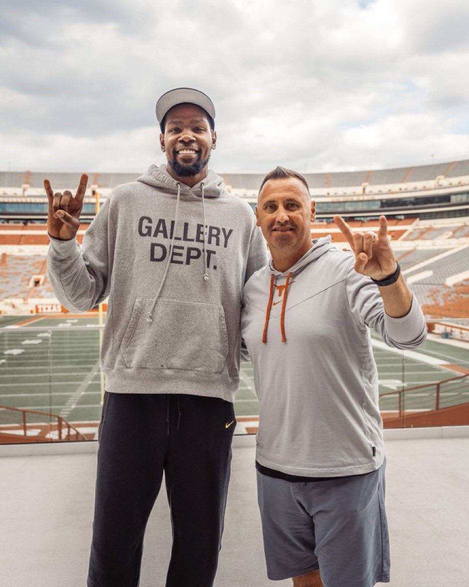 After a great phone call with <a href="/KJJFlood/">Kyle Flood</a> I am blessed to receive an offer from The University of Texas at Austin! #HookEm 
<a href="/CoachK_FBCoach/">Peter Kwiatkowski</a> <a href="/jakelangi/">Jake Langi</a>