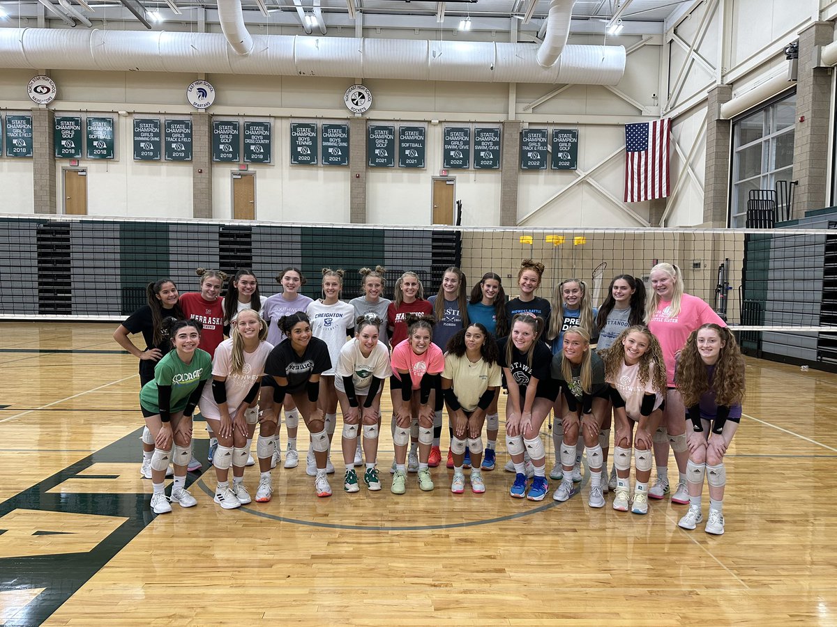 LSWVB's tweet photo. Piggies and bunnies for #WeWednesday  

Go Hawks!! 💚 https://t.co/EPWT6e8kjR