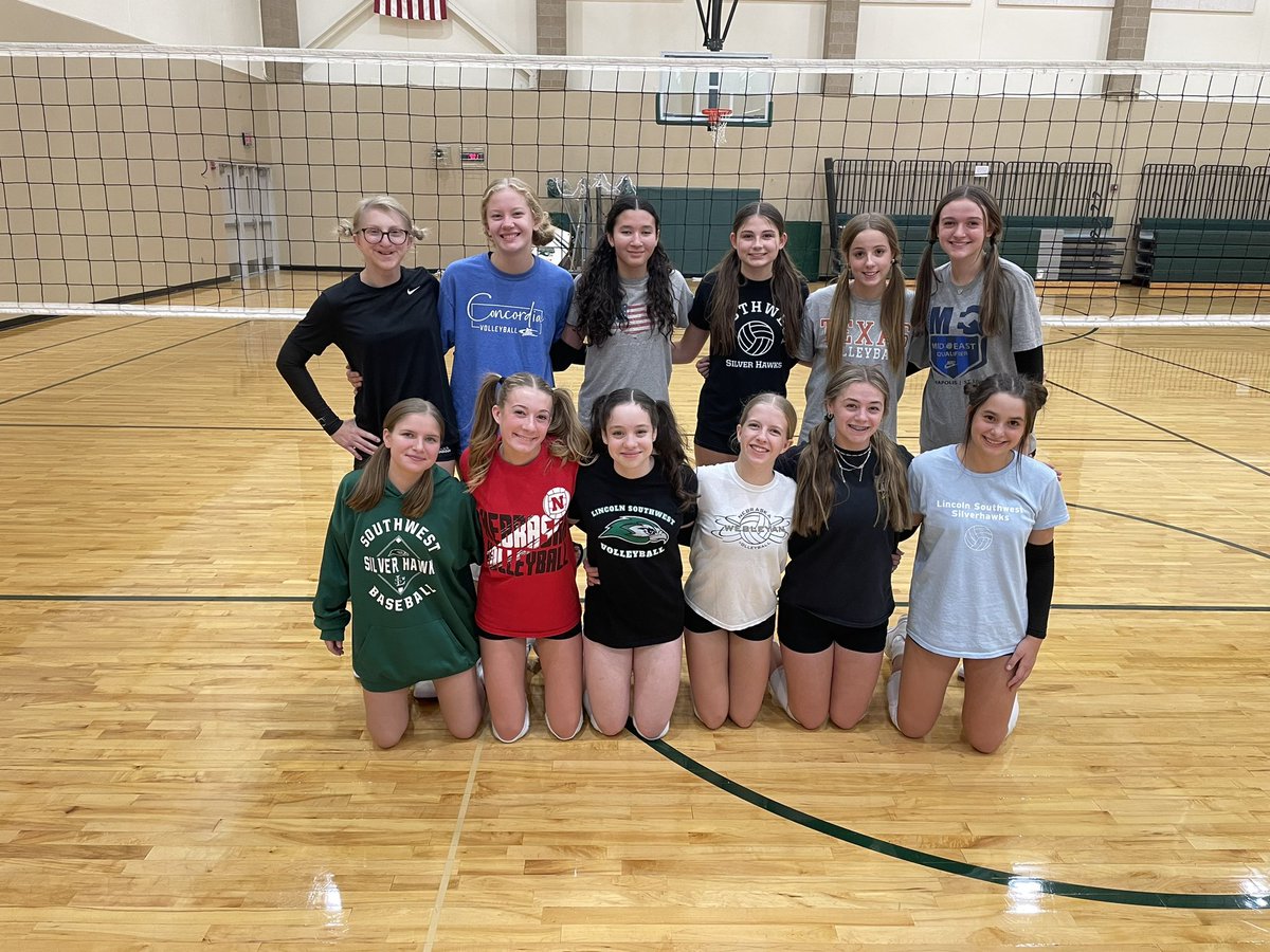 LSWVB's tweet photo. Piggies and bunnies for #WeWednesday  

Go Hawks!! 💚 https://t.co/EPWT6e8kjR