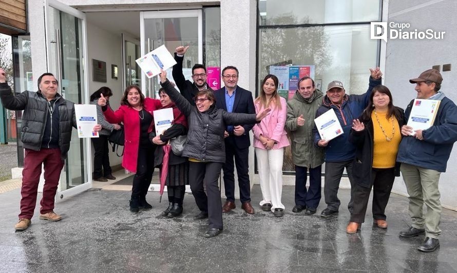 diariosur_rios's tweet photo. Entregaron títulos de dominio a familias de Máfil 

#valdiviacl #mafil https://t.co/0LUk9uRyhA https://t.co/ChgxrG6zWn