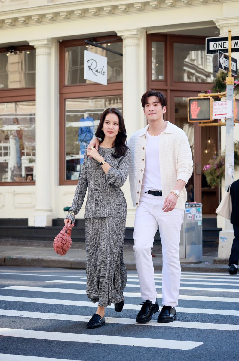 Kazzmagazine's tweet photo. "อาเล็ก-โบว์" ใน Total Look สไตล์มินิมอลจาก COS คอลเลกชัน Autumn/Winter 2023 ที่นิวยอร์ก สหรัฐอเมริกา

#COSThailand https://t.co/3PeswUZKvI