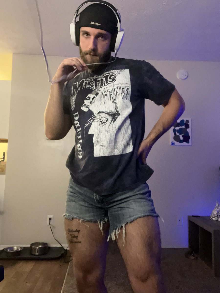BDudger's tweet photo. I’m horny, if I could fuck a Coors banquet I would. https://t.co/w6GgR50gHp