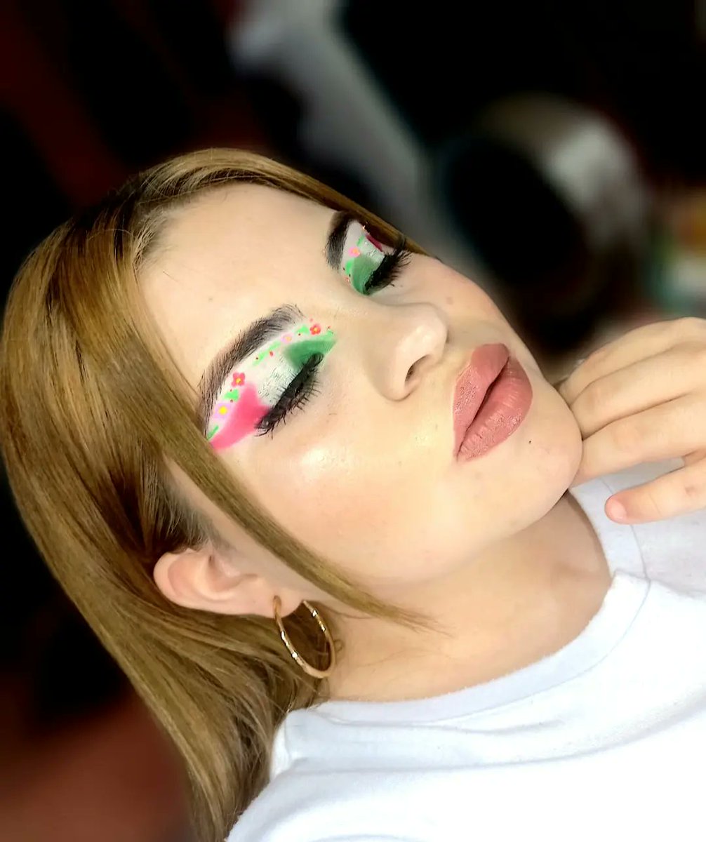 Azeneth_gr14's tweet photo. Makeup mexicano #6💚🤍❤️🇲🇽🌹🌺🎉 #makeup #makeupmexicano #mexicanomaquillaje #makeupverde #makeupblanco #makeuprojo #glitter #look #floresmakeup #flores #maquillajemexicano #labialnude #makeupideas #ideasseptiembre https://t.co/6HBOJV2jVo
