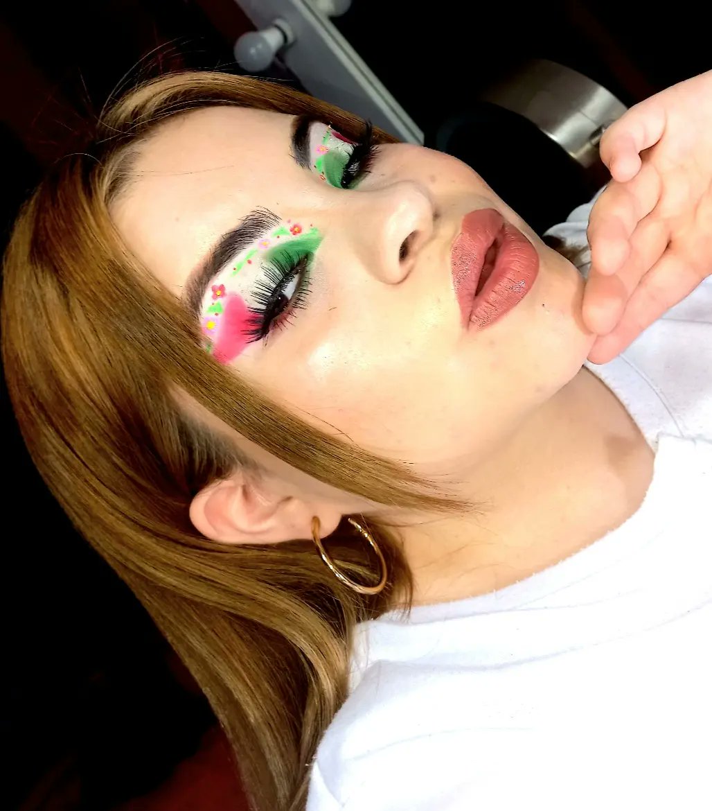Azeneth_gr14's tweet photo. Makeup mexicano #6💚🤍❤️🇲🇽🌹🌺🎉 #makeup #makeupmexicano #mexicanomaquillaje #makeupverde #makeupblanco #makeuprojo #glitter #look #floresmakeup #flores #maquillajemexicano #labialnude #makeupideas #ideasseptiembre https://t.co/6HBOJV2jVo