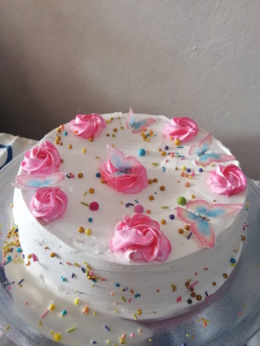 MauCasBol's tweet photo. Continuando con la #ASCROC por @croc_apst y @CROC25_Tab, se impartió la Master Class de Pastelería en técnica de mojado, relleno y decorado de pastel de 3 leches con el objetivo de cuadyuvar en la mejora continua de la economía de los hogares y empoderamiento de las mujeres. https://t.co/XIwwLUoudg