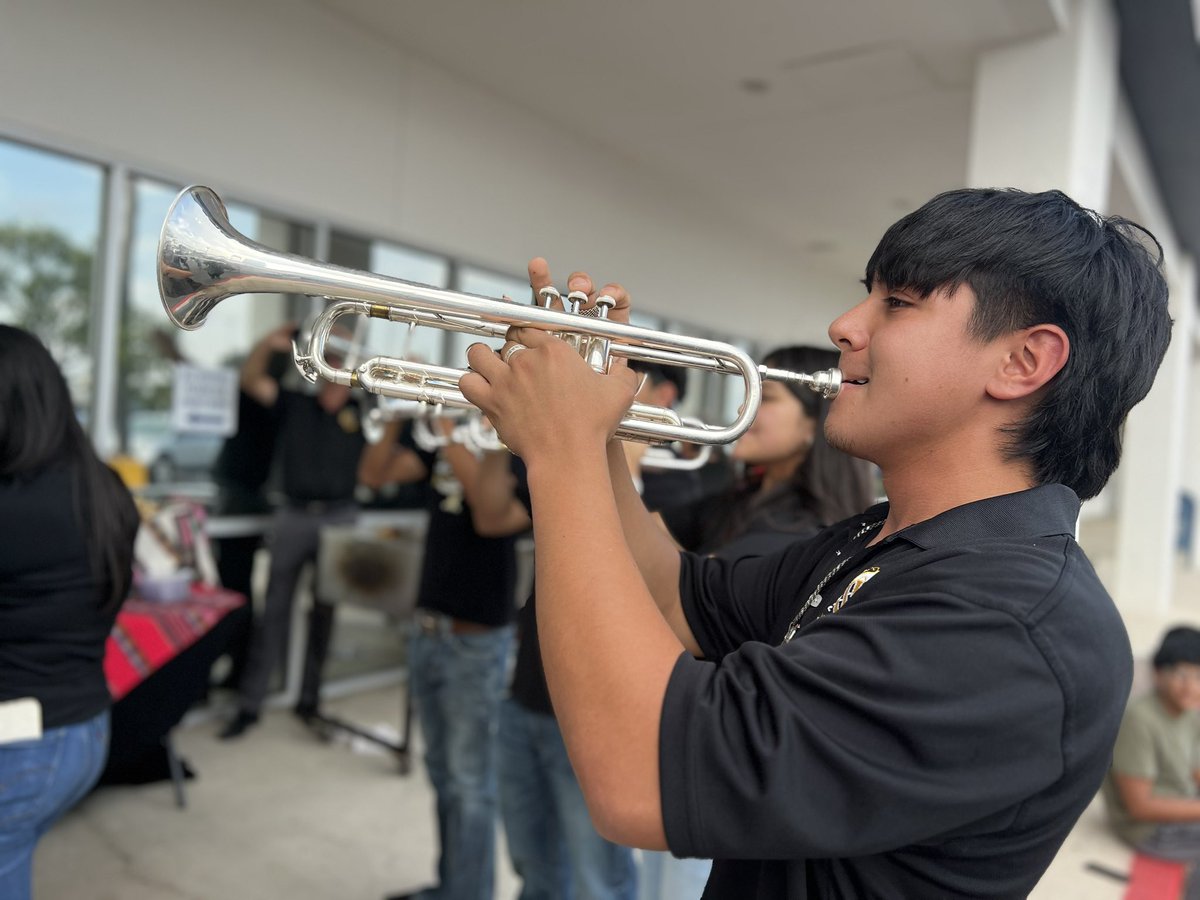 Another shout out to <a href="/SeguinHSTx/">Seguin High School</a> Mariachi Matador for performing at the ribbon cutting of local business, Old Republic Title, today!