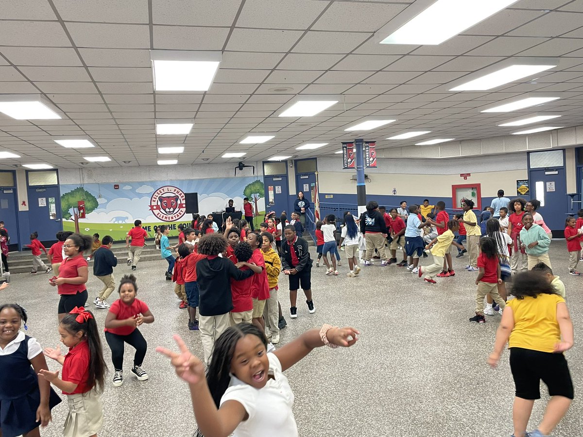 KelseyLPharrES's tweet photo. Our Back to School dance was a success! Students had a great time and celebrated coming back. Stay tuned for some more cougar activities to reward our hard working students π #FullSTEAMahead #KLProcks #YourBestChoiceMDCPS @suptDotres @mdcpscommunity @miamischools @MDCPSCentral https://t.co/9LgZmYhSOj