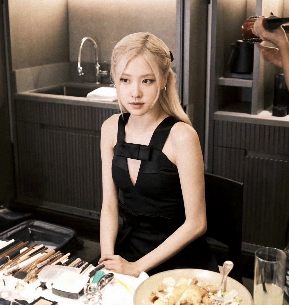 Iiaisoned's tweet image. ⠀ ⠀ 

        ⠀⠀❲ SNS UPDATE ❳ from liaisoned.⠀⠀ ⠀
⠀           ⤷   「 09:35 PM 」    —    수요일  .ᐟ

              snapshots before attending the
⠀ ⠀       crème  de la  crème of new york
⠀           fashion week  —   octavia astor.
⠀ ⠀ 
⠀ ⠀