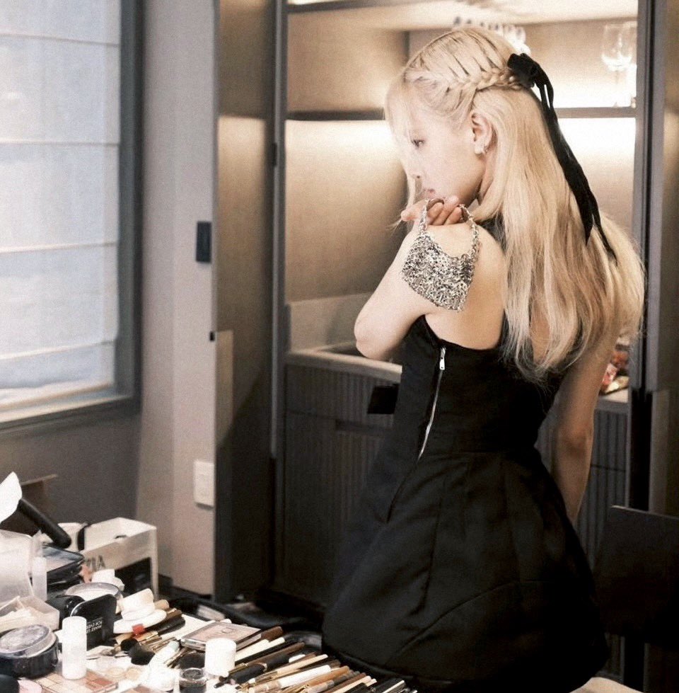 Iiaisoned's tweet image. ⠀ ⠀ 

        ⠀⠀❲ SNS UPDATE ❳ from liaisoned.⠀⠀ ⠀
⠀           ⤷   「 09:35 PM 」    —    수요일  .ᐟ

              snapshots before attending the
⠀ ⠀       crème  de la  crème of new york
⠀           fashion week  —   octavia astor.
⠀ ⠀ 
⠀ ⠀