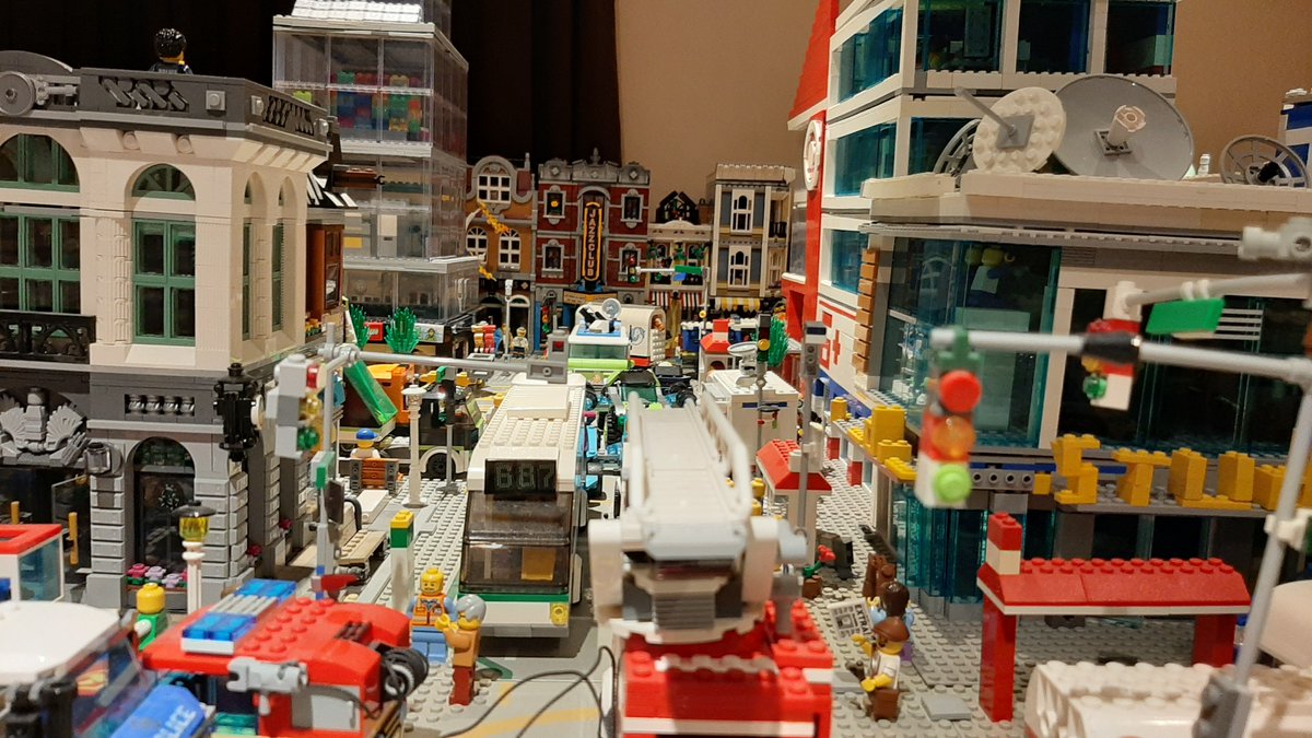 Bigmanbalogh25's tweet photo. Legoville Central Buisness District (CBD.) #YQG #JRN428 #LEGO @LEGO_Group #Legocity #Legoville ?#AFOL. https://t.co/VvBw8NWX3J