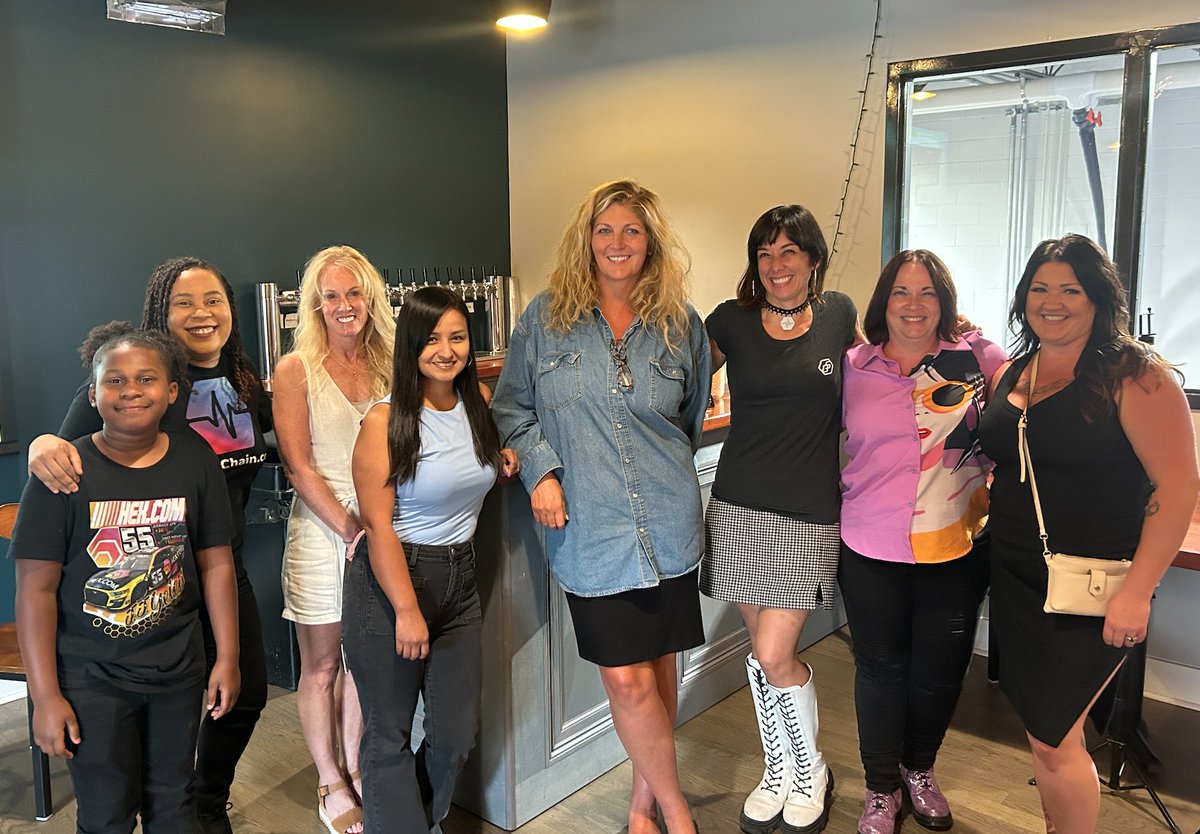 justbeingBlaKc's tweet image. It&apos;s so awesome to be in a crypto community that consistently brings women together that want to connect, learn, and grow.   #WomenInCrypto #CryptoNetworking #EmpowerHERFinance $HEX $PLS $PLSX

It was especially nice to have my youngest kid with me for this event.   She&apos;s a true…