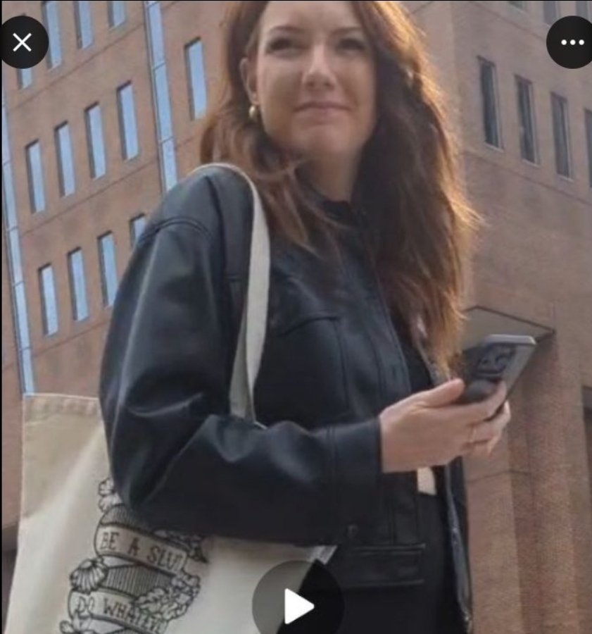 AreOhEssEyeEe's tweet image. Who walks around with a bag that says 
&quot;Be a slut do whatever you want?&quot;

Rachel Gilmore that&apos;s who.