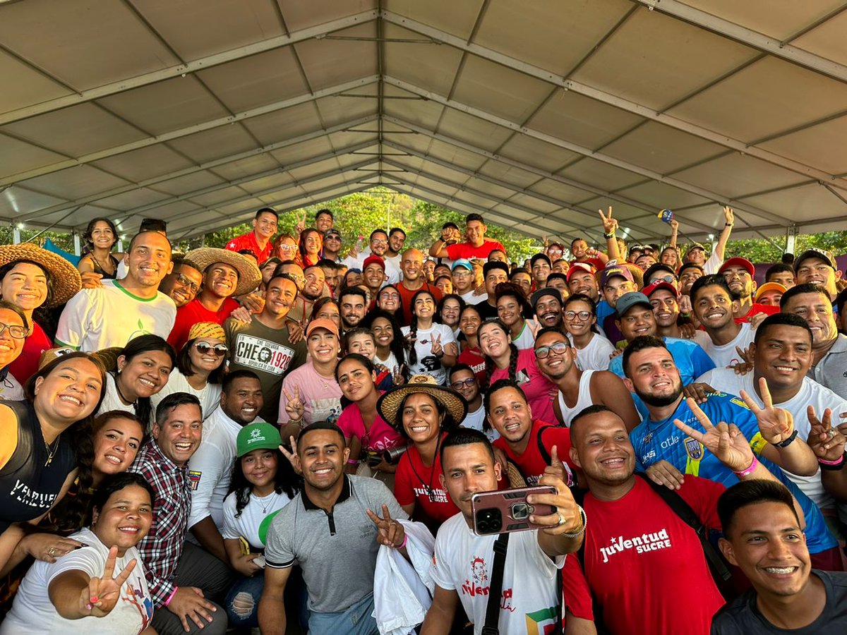 A 15 años de la fundación de la JPSUV continuamos en unión y lealtad a los principios bolivarianos y valores antiimperialistas, construyendo la Patria Socialista con Chávez como guía.

¡Que viva la J! ✊🏼❤️😎🎉

#ChavezJovenPorSiempre 
#15AñosJPSUV