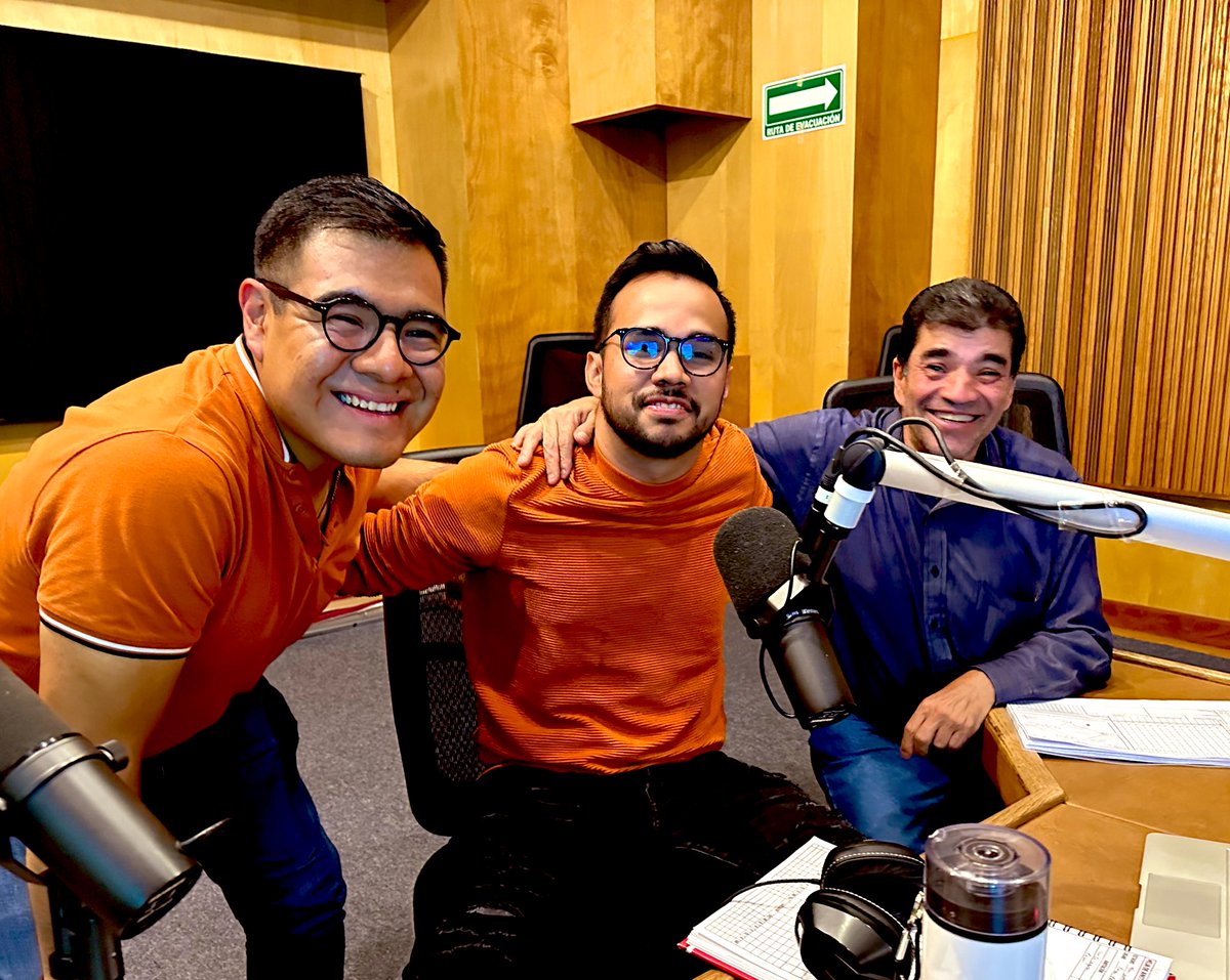 Aún con lluvia… la actitud no se pierde 😁

Juego 5

2da Alta 
Algodoneros ☁️  2
Pericos 🦜 1

🎙️<a href="/LoboMorales_/">Alfredo Morales 🐺</a> 
🎙️ <a href="/gustavotorrero/">Gustavo Torrero León</a> 
🎙️ <a href="/omar_guerrero14/">Omar Elias Guerrero</a> 

#SerieDelRey