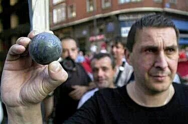 ideiazabaldub's tweet photo. Hoy hace 21 años en Bilbao la policía del PNV disolvía con tanquetas, chorros de agua y pelotazos una multitudinaria marcha en protesta por la ilegalización de Batasuna, dejando imágenes propias de la dictadura pinochetista.

➡️ https://t.co/tkiyxAxpGk

Alguna autocrítica? https://t.co/FXAXvEpcuY