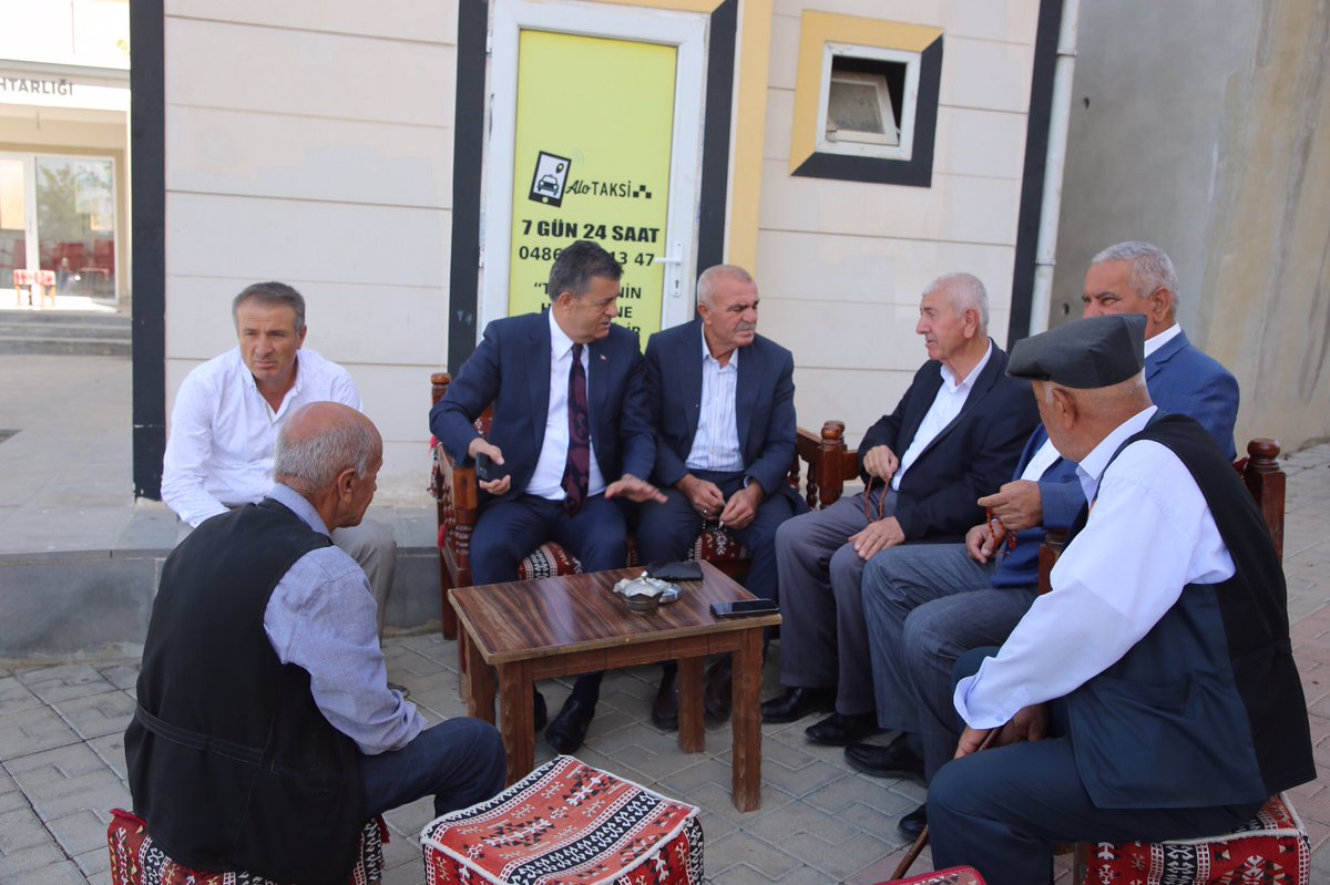 Ömer Kabak Meydanında kıymetli büyüklerimizle bir araya geldik, hoş sohbetleri eşliğinde çayımızı içtik.
Değerli temennileri için teşekkür eder, kendilerine sağlıklı uzu ömürler diliyorum.