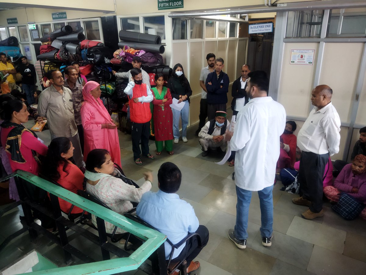 शिमला के आईजीएमसी में बुधवार को  यूरोलोजि  विभाग के 507 ऑपरेशन थिएटर के बाहर  सोटो   हिमाचल प्रदेश की ओर से अंगदान को लेकर जागरूकता फैलाई गई। इसमें किडनी फेलियर से ग्रसित मरीजों के तीमारदारों व उपस्थित अन्य लोगों को अंगदान की महत्वता के बारे में जानकारी दी गई।