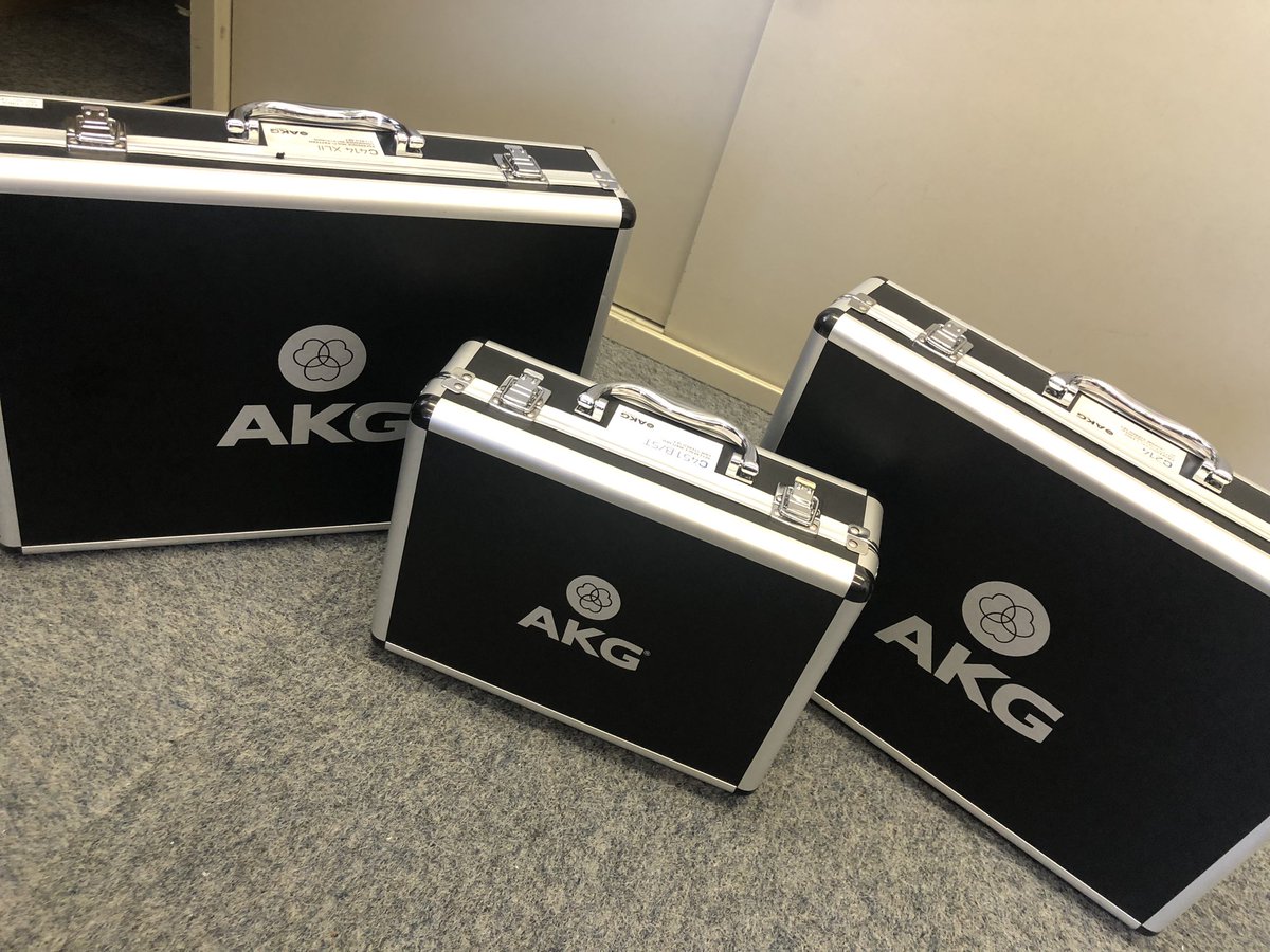 eizo_pro's tweet photo. 映像プロに新しいマイクが2つ仲間入りしました！
AKGのC214とC451B🎤
先輩マイクのC414と一緒に記念撮影です📸
今後の撮影もさらにパワーアップしていくこと間違いなしですね🙌

 #EIZOPRO 
 #AKGマイク
 #C214
 #C451B
 #C414
 #撮影
 #ビデオ https://t.co/zhM03YjwlM
