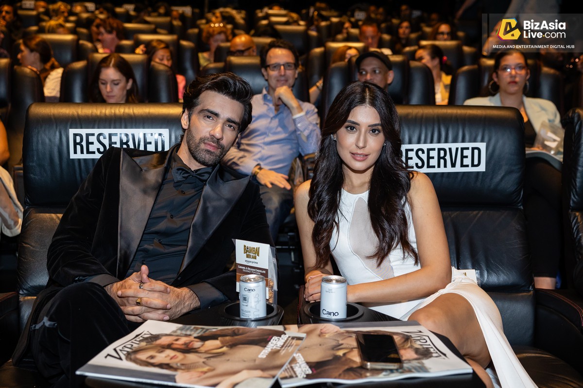 BizAsiaLive's tweet photo. #PhotoSpecial | London premiere of #BambaiMeriJaan
▶ See more photos here:: https://t.co/lJMdfLcwmD
@PrimeVideoIN | #AparnaPurohit | #JamesFarrell | #KritikaKamra | @FarOutAkhtar | @excelmovies https://t.co/KwpnZlJgt5