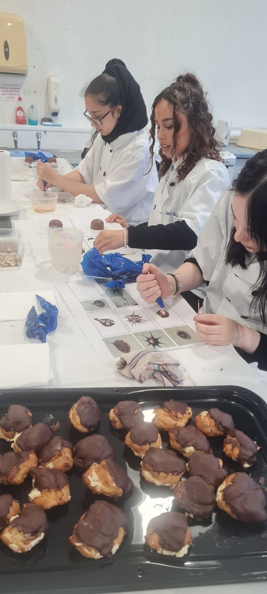 LyndonFood's tweet photo. Very proud of our Hospitality and Catering learner's working tirelessly all afternoon and evening to produce an amazing display of very tasty treats and talk to parents about the wonderful experience they have at Lyndon. Well done all of you 👏 @LyndonCareers @Summit_LT https://t.co/ACpWmB9Iud