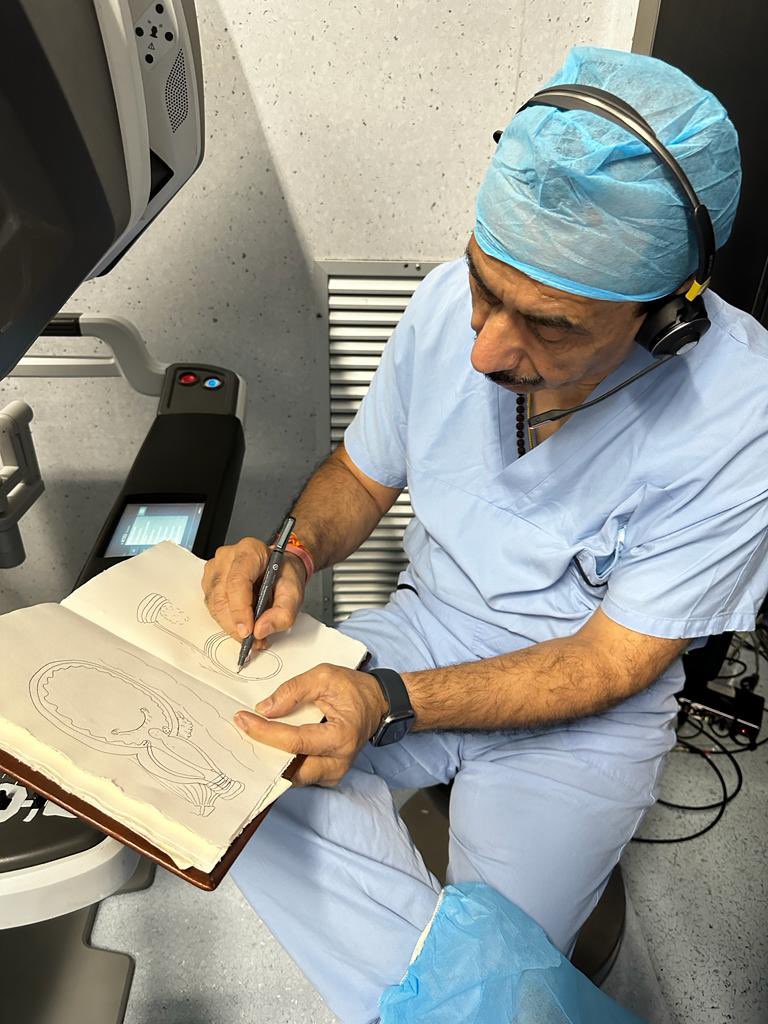 Prof. @AshTewariMD with a sketch of the radical prostatectomy with Hood Technique which he is about to perform live at #ERUS23 from @Unibo