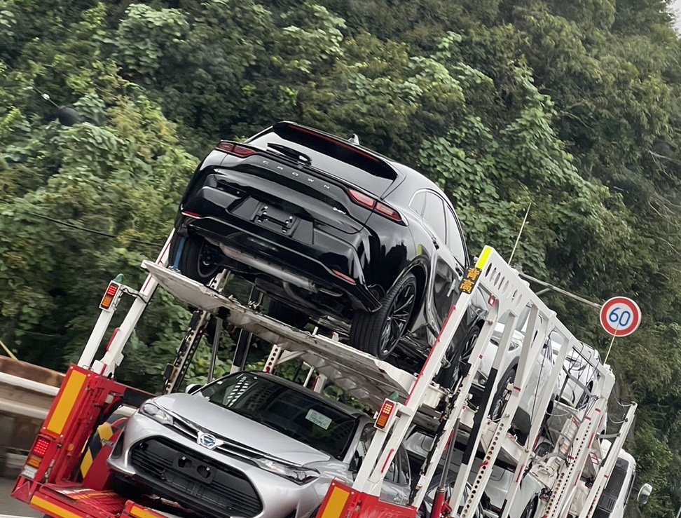 oriba080's tweet photo. クラウンスポーツの目撃情報が増えてきた！
なんかテール見覚えあると思ったらハリアーの60後期感 https://t.co/RN20e2MPuH