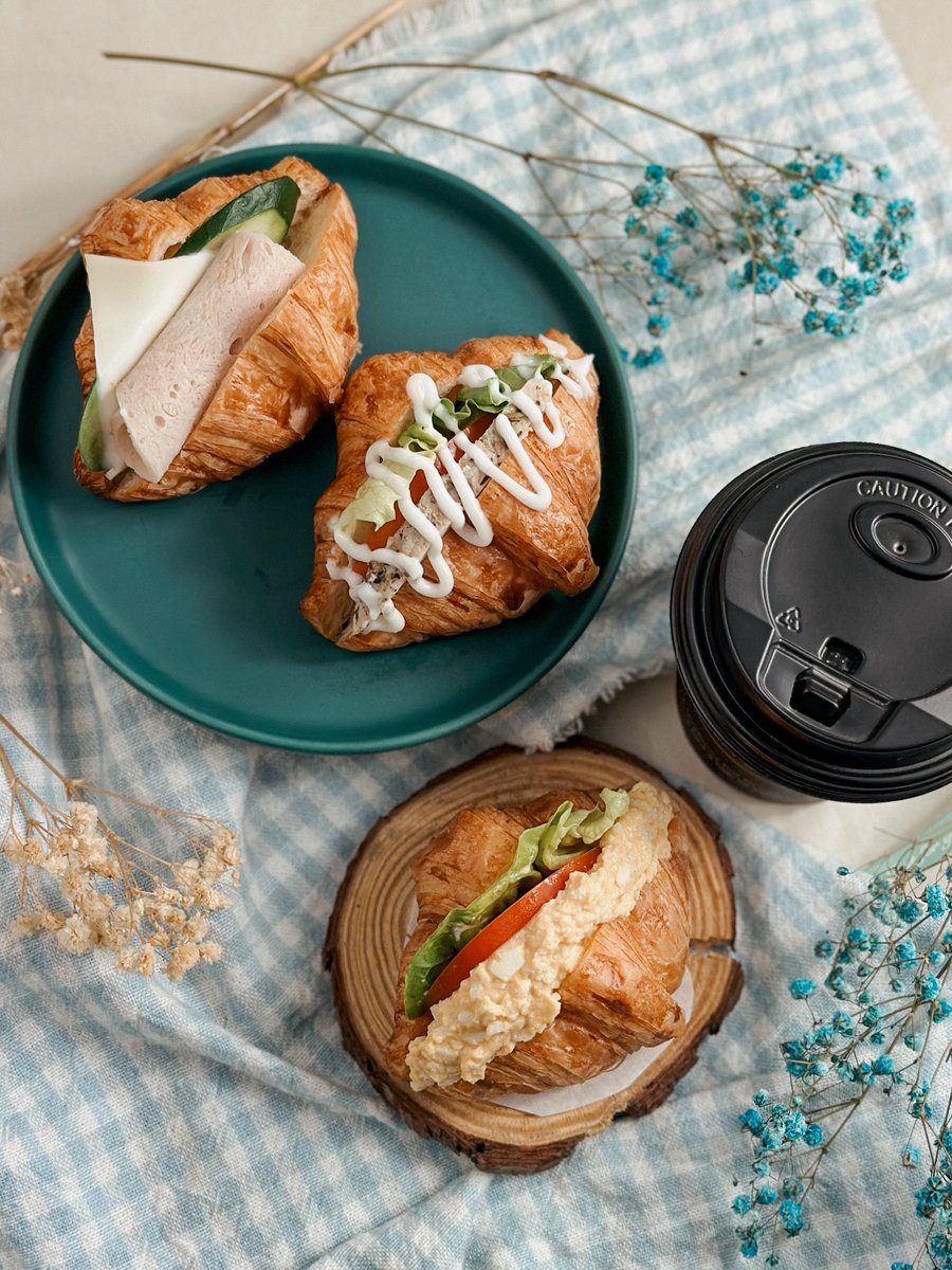 tedboybakery's tweet image. Mini croissant sandwiches and a cup of coffee – a simple yet delightful pairing. These petite treats remind us that joy can be found in life's simplest pleasures. 🥐☕✨

#tedboy #CroissantLove #minicroissant #sandwich #teatime #coffee #foodaesthetics #foophotography