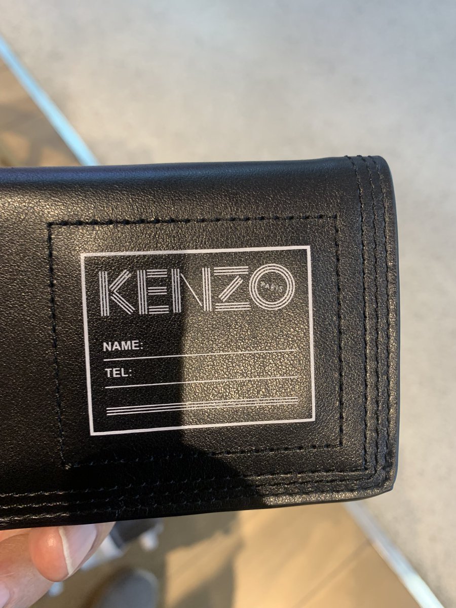 UmezingAuthor's tweet photo. @DelhiAirport Complaint against security zone 5 domestic. Security officer picked up my wallet from tray without checking who it behind to and without my consent and moved away till I yelled at him to return my wallet back to tray. Feigned wanting to check it. https://t.co/zUdazvvyvO