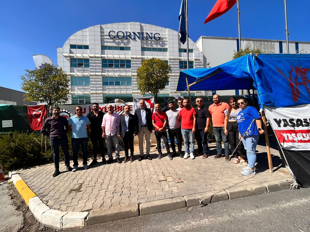 Kocaeli Şube Başkanımız Mehmet Ali Elma ve Gebze  ilçe Temsilcilik Başkanımız Barış İnce 62 gündür grevde olan Corning Kablo işçilerini ziyaret etti.