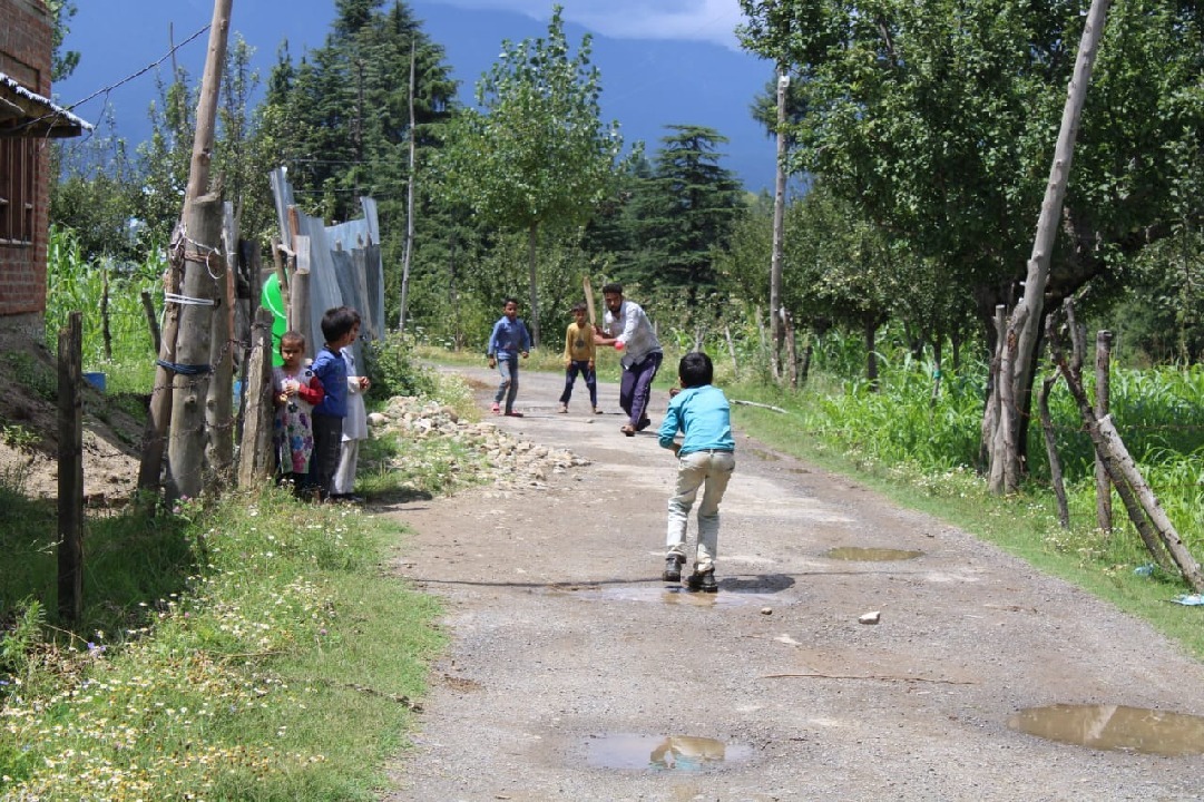 Heroofkashmir's tweet image. Youngsters and games – where innocence meets entertainment, crafting unforgettable childhood memories filled with joy! 🌟 
#ChildhoodMemories
#Innocence #PlaytimeFun
#Baihkharvet #Kashmir