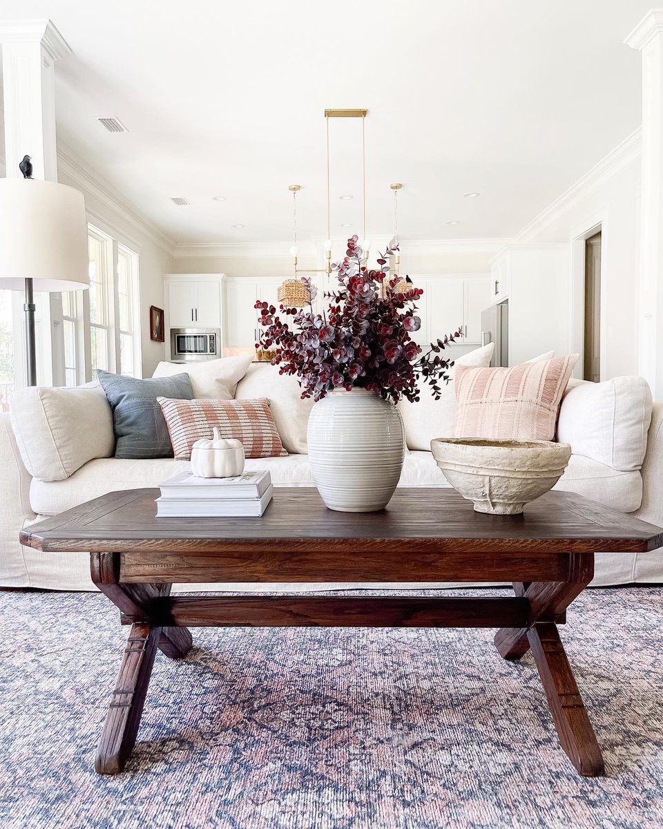 Nosgafurniture's tweet photo. Sometimes keeping it simple is the key! Little white pumpkins and fall bouquet decorations are always a good idea. What do you love most about decorating for fall?ππ
πΈ: @graceinmagnolias
#livingroomideas #falldecor #sofainspo #interiordesign https://t.co/VD2ntM0wDN