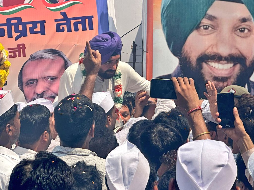 DeepakBhaardwaj's tweet photo. दिल्ली प्रदेश कांग्रेस के नवनियुक्त प्रदेश अध्यक्ष @ArvinderLovely जी ने हजारों की तादाद में कार्यकर्ताओं के उत्साह के साथ आज अपना पदभार ग्रहण किया।
सभी को बहुत बहुत बधाई 💐
@INCDelhi #ArvinderSinghLovely
@deepakbabaria1 @kcvenugopalmp @priyankagandhi @RahulGandhi @kharge https://t.co/zJlgO7l3NE