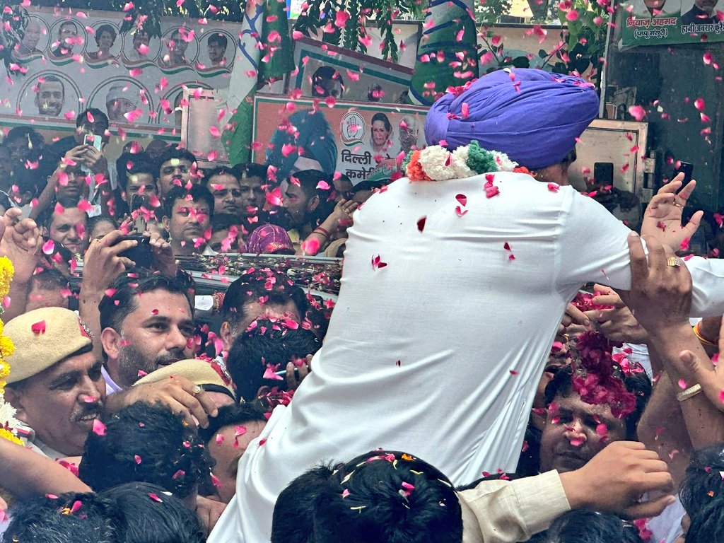 DeepakBhaardwaj's tweet photo. दिल्ली प्रदेश कांग्रेस के नवनियुक्त प्रदेश अध्यक्ष @ArvinderLovely जी ने हजारों की तादाद में कार्यकर्ताओं के उत्साह के साथ आज अपना पदभार ग्रहण किया।
सभी को बहुत बहुत बधाई 💐
@INCDelhi #ArvinderSinghLovely
@deepakbabaria1 @kcvenugopalmp @priyankagandhi @RahulGandhi @kharge https://t.co/zJlgO7l3NE