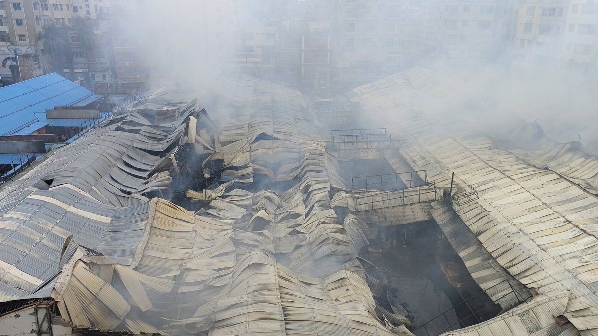 Sazzaddhossain's tweet photo. Massive fire breaks out at Mohammadpur Krishi Market
#photobysazzad #Fire #Dhaka #Bangladesh https://t.co/l89gAPtsd5