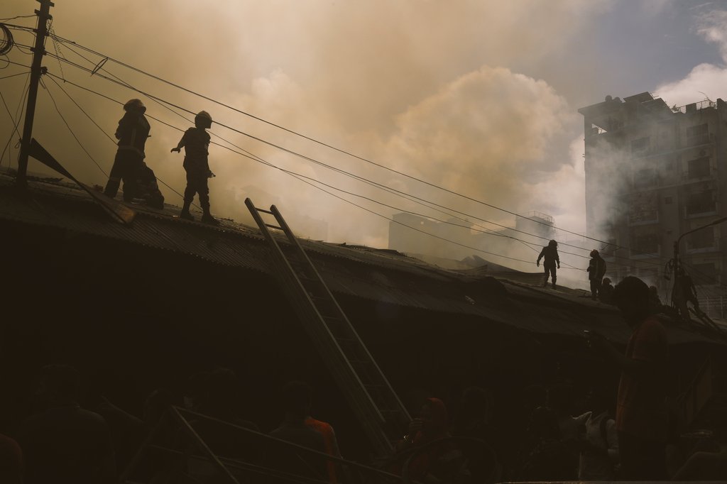 Sazzaddhossain's tweet photo. Massive fire breaks out at Mohammadpur Krishi Market
#photobysazzad #Fire #Dhaka #Bangladesh https://t.co/l89gAPtsd5
