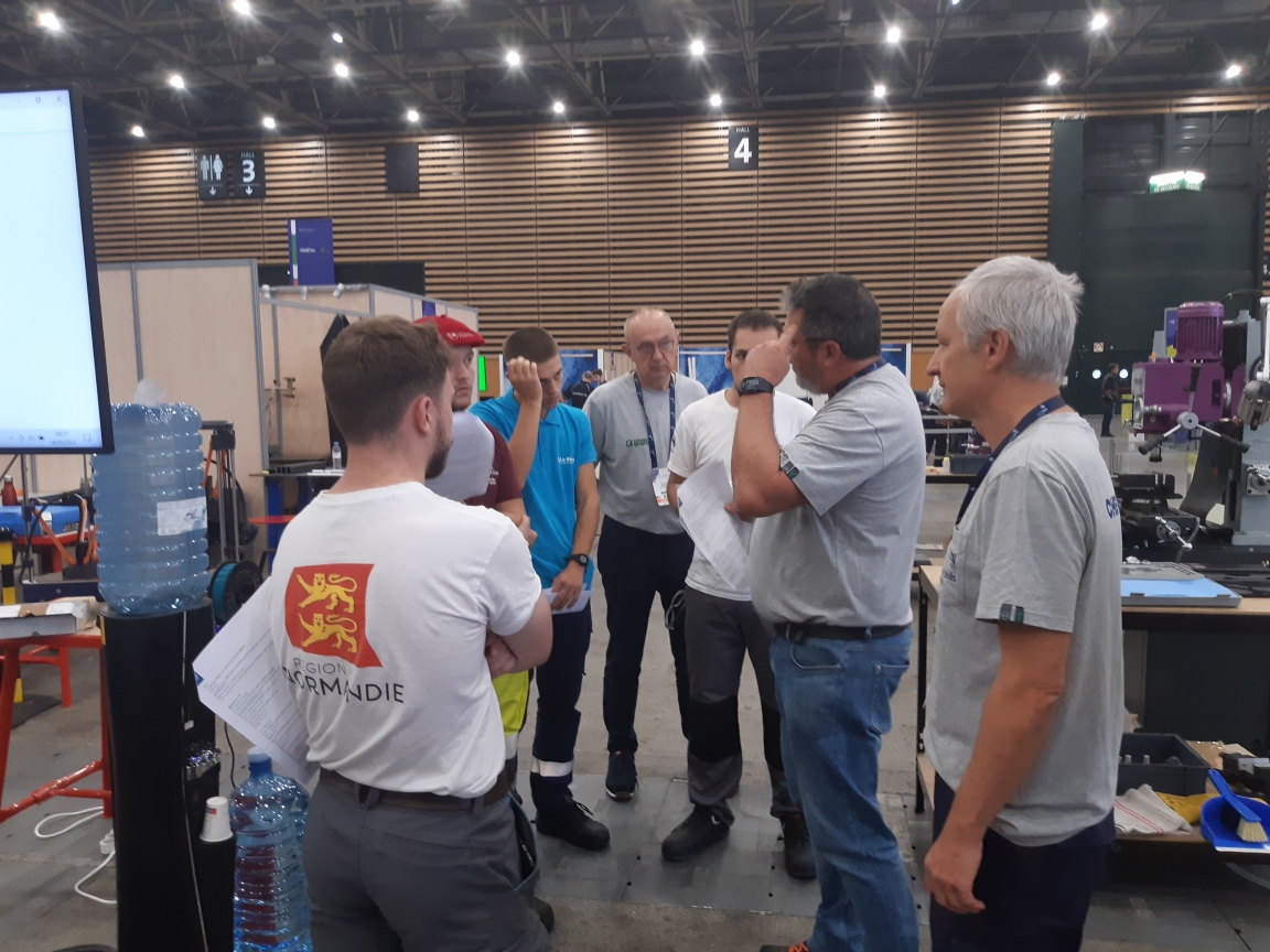 maintenancia's tweet photo. [Jour J] - 14 septembre 8h25, distribution des sujets, dernières consignes... https://t.co/5fkFnpI8K1