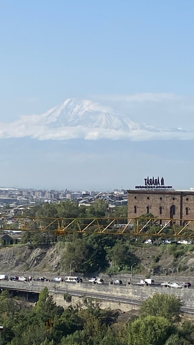 Guten Morgen aus Eriwan! „Heute wird ein guter Tag, heute ist er zu sehen“, sagen sie hier. Der Berg Ararat, oft hinter Wolken verborgen, ist eine Art Nationalheiligtum und das Nationalsymbol Armeniens - liegt aber heute auf türkischem Territorium.