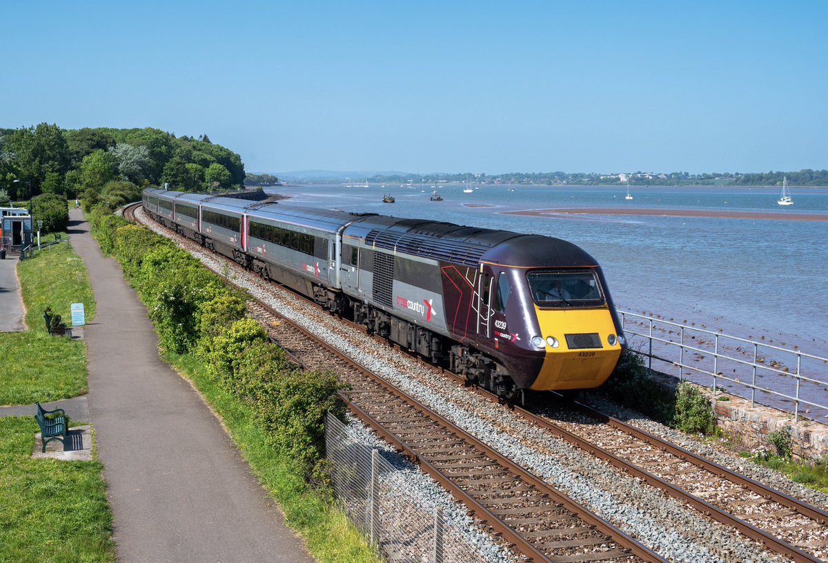 The 5 day count down as begun before HSTs finish operating with Crosscountry  trains. 43239 tnt 43184 work the 06:58 Edinburgh to Plymouth passing Starcross. 27th May 2023. 📸 ☀️

⭐️ Print Store ➡️🏞🚂 etsy.com/uk/shop/Railwa…

#hst #crosscountrytrains #class43 #starcross #devon